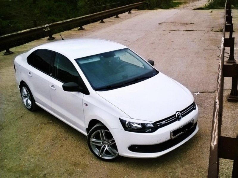 Volkswagen Polo sedan белый