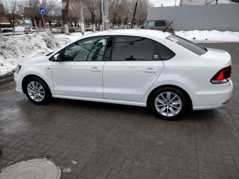 Поло седан 2021 белый
