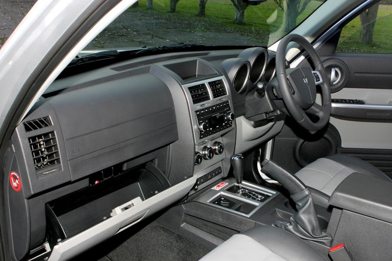 Dodge Nitro 2008 салон
