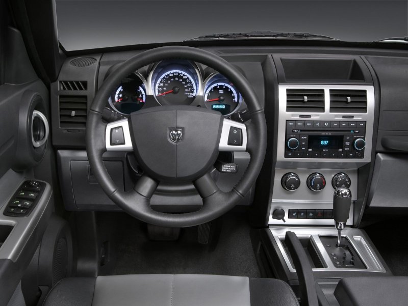Dodge Nitro 2008 салон