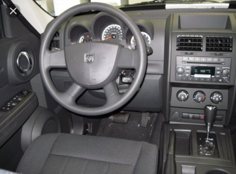 Dodge Nitro 2011 салон