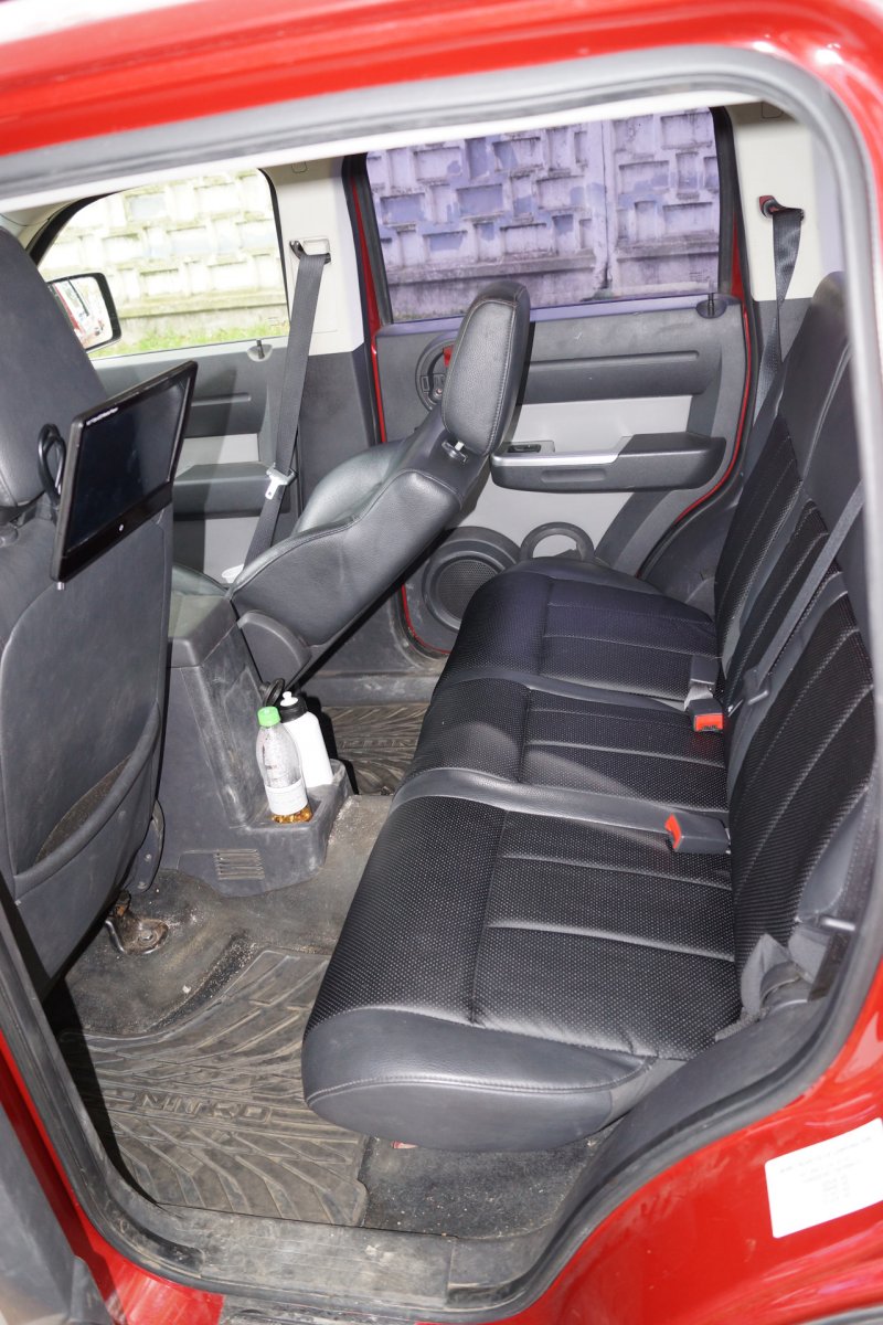 Dodge Nitro салон