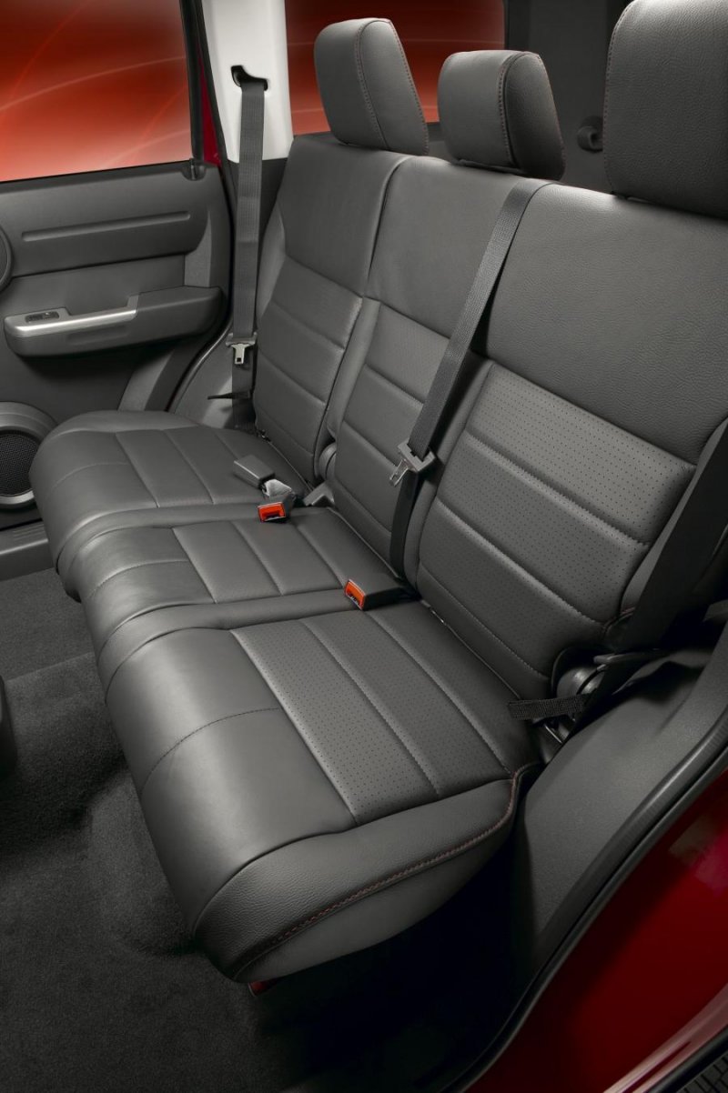 Dodge Nitro салон