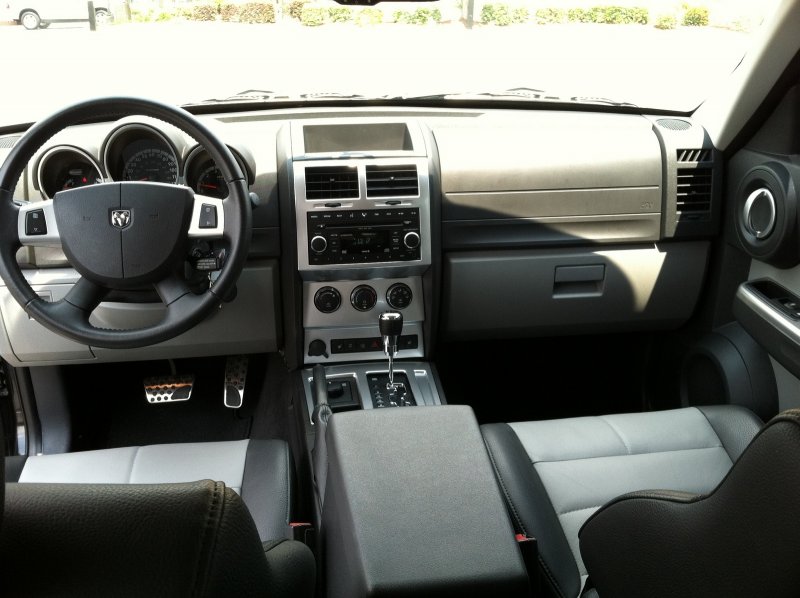 Dodge Nitro 2011 салон