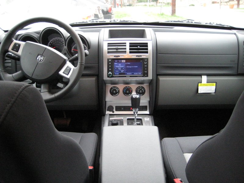 Dodge Nitro 2011 салон