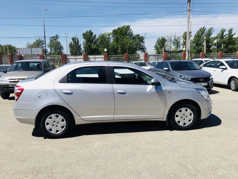 Chevrolet Cobalt сбоку