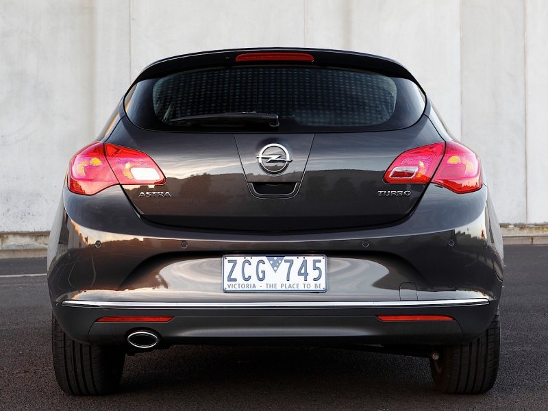 Opel Astra 2014 сзади
