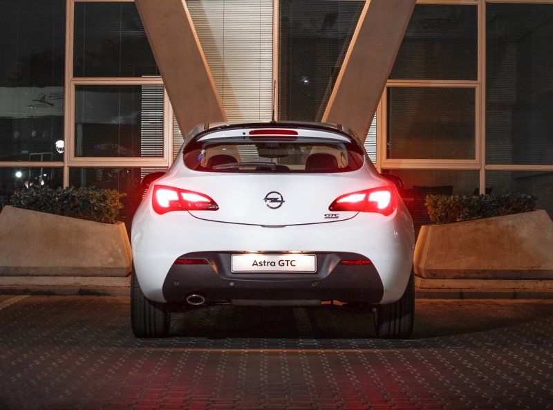 Opel Astra j GTC сзади