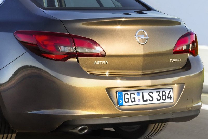 Opel Astra p-j 2014 сзади