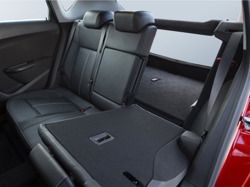 Opel Astra 2011 салон сзади