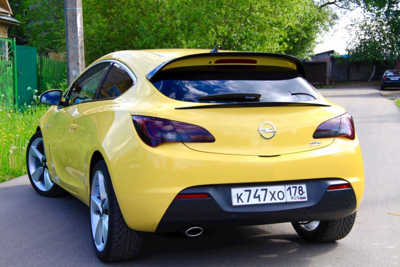Opel Astra j GTC сзади