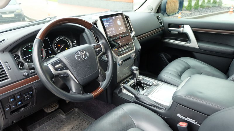 Toyota Land Cruiser 300 салон