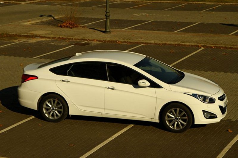 Бело черная Хендай i40