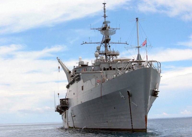 Военный корабль в море