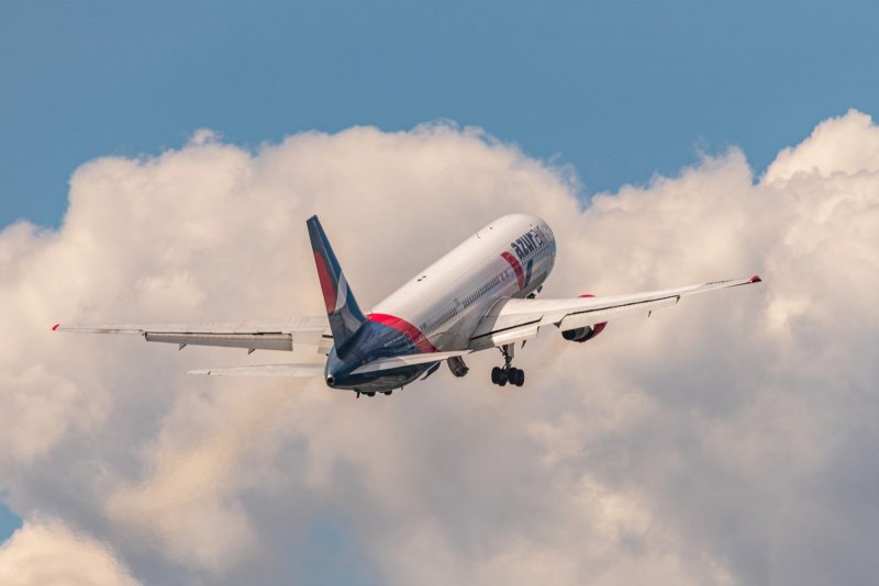 Взлет Азур Эйр 767