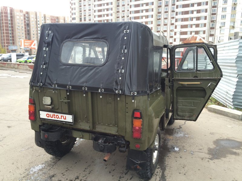 УАЗ 469 позади