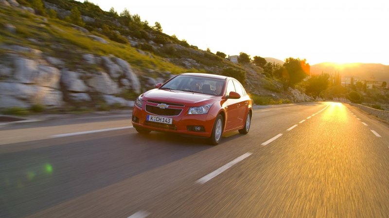 Chevrolet Cruze на дороге