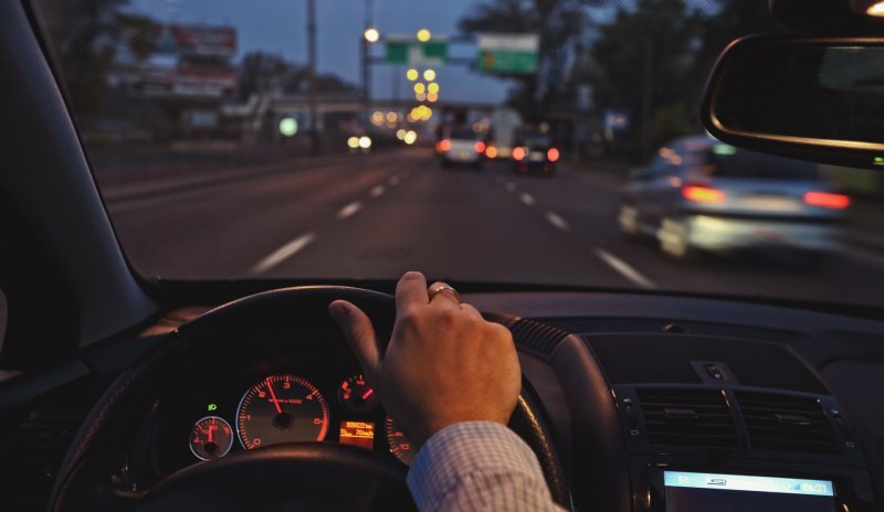 Вид из салона автомобиля на дорогу