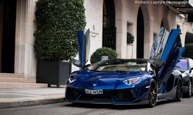 Lamborghini Aventador синяя с спойлером