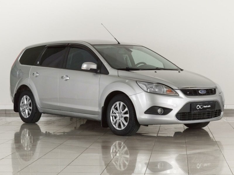 Серебристый Ford Focus 2 универсал 2005