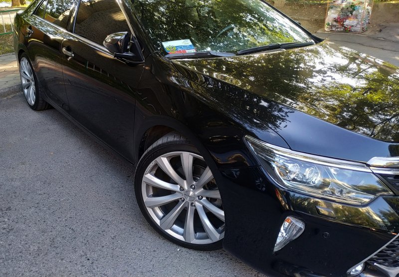 Toyota Camry 50 белая на литье