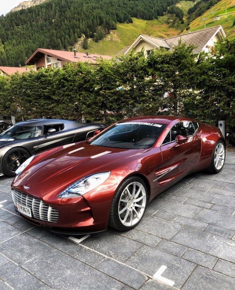 Aston Martin one-77 красный