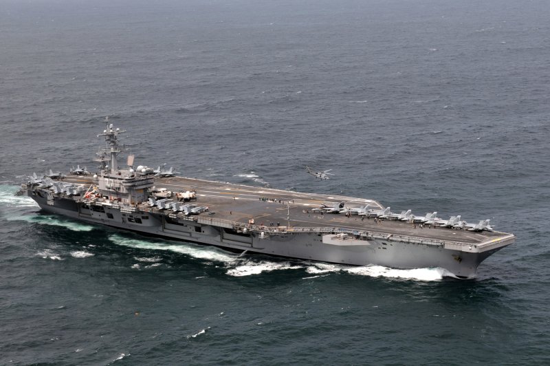 USS Nimitz CVN-68 ночные огни
