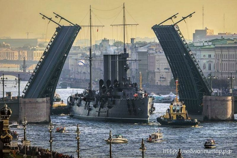 Крейсер Аврора на Неве