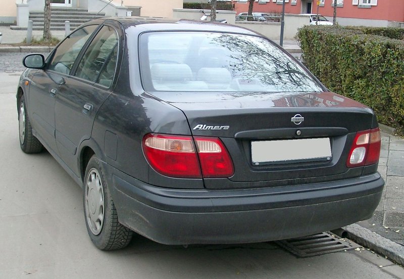Ниссан Альмера 2000 седан сзади