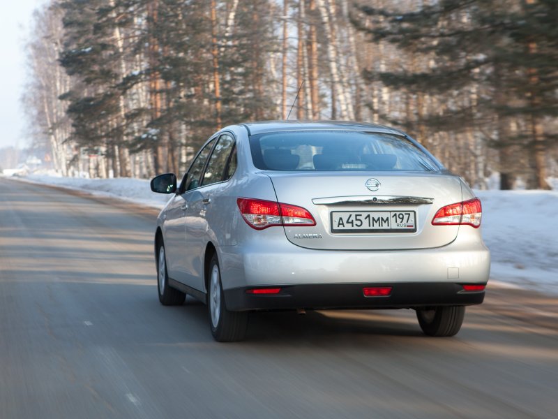 Nissan Almera сзади