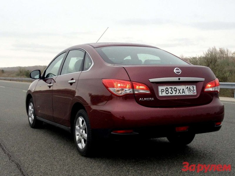 Nissan Almera сзади