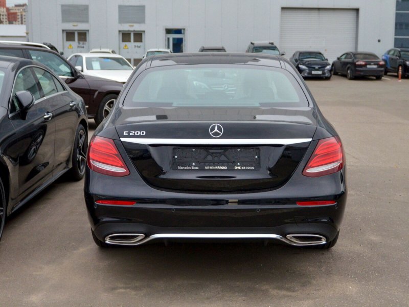 Mercedes 213 сзади
