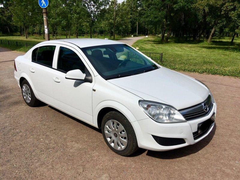 Опель Астра h 1.8 2008 седан белый