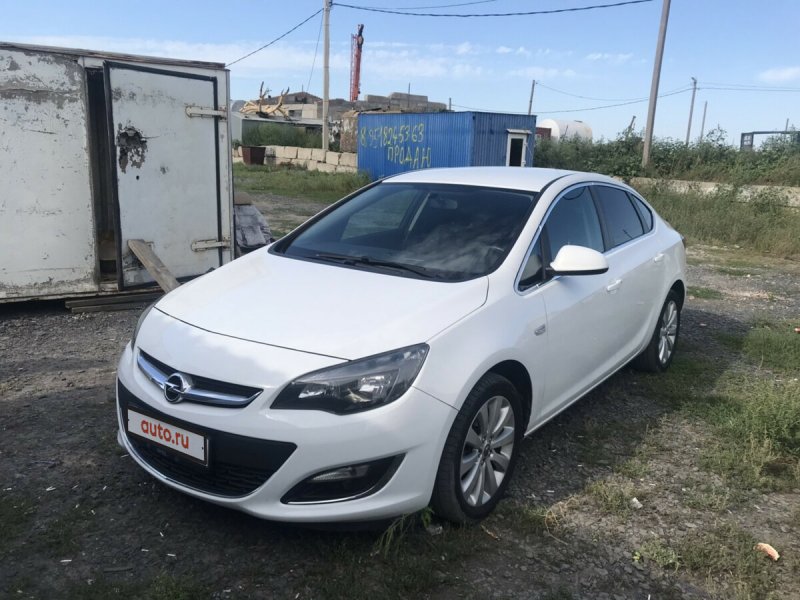 Opel Astra h 2010 седан