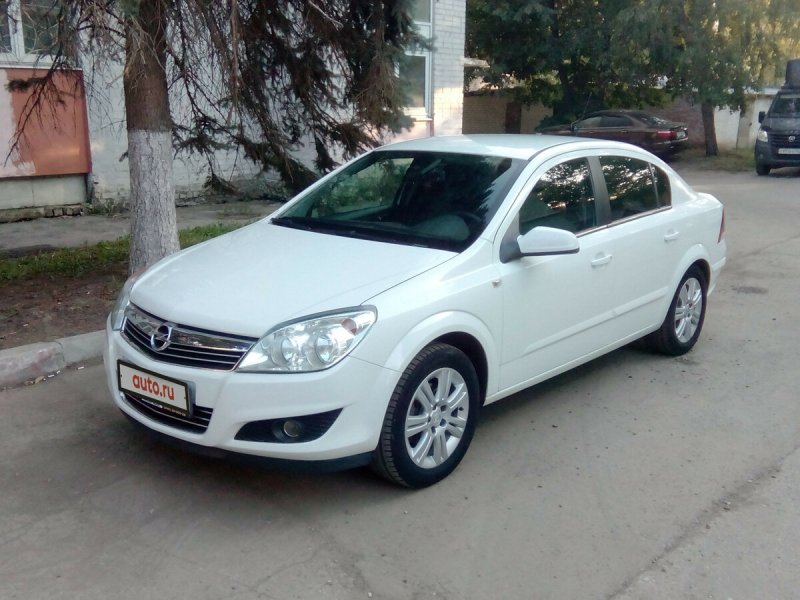 Opel Astra j седан белый