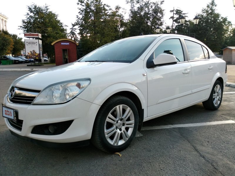 Opel Astra h седан белый