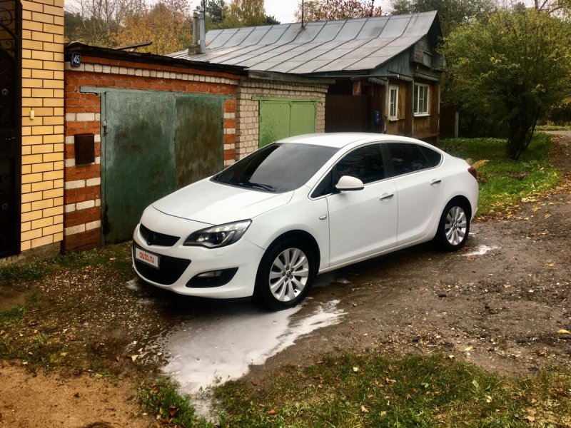 Опель Астра седан 2012