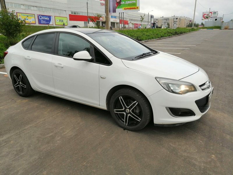 Opel Astra j 2014 седан