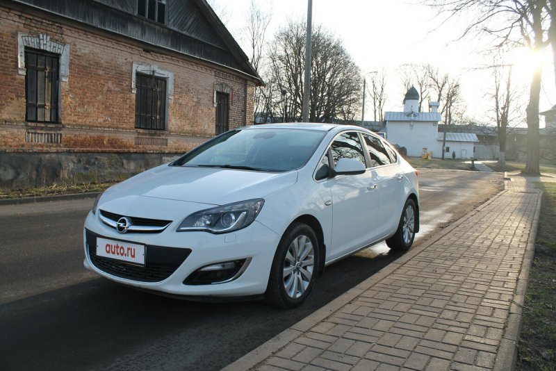 Opel Astra j 2012 белая