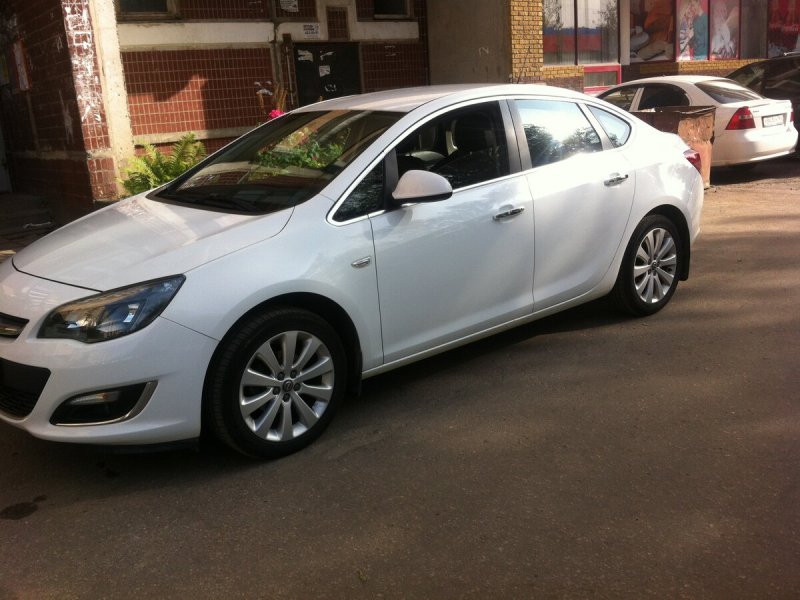 Opel Astra j седан белый