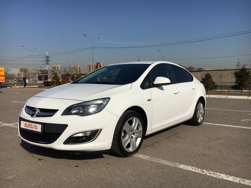 Opel Astra j sedan белая