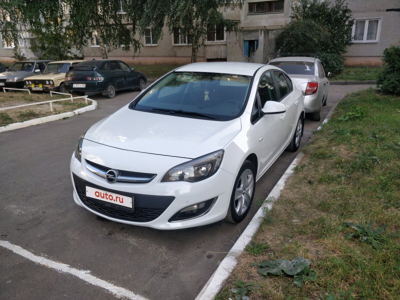 Opel Astra j седан белый