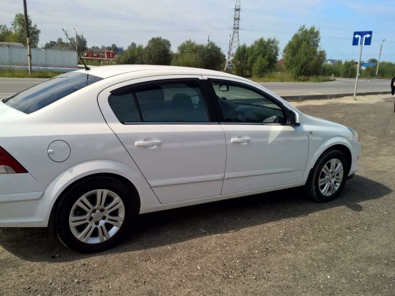 Опель Астра h 1.8 2008 седан белый