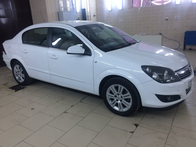 Opel Astra j sedan белая