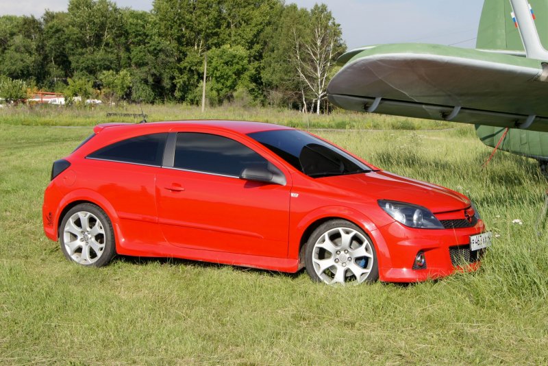 Opel Astra OPC красная