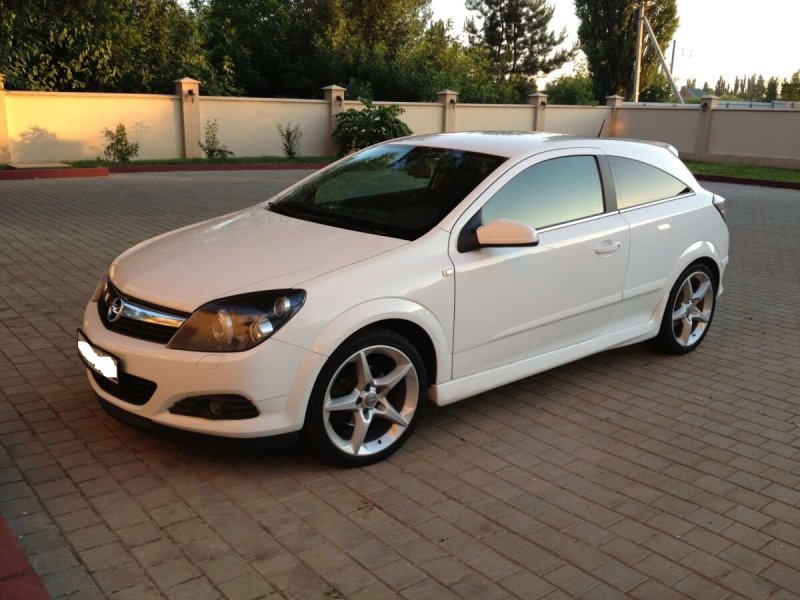Opel Astra GTC белая 2008