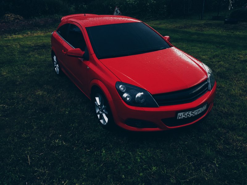 Opel Astra h GTC красная