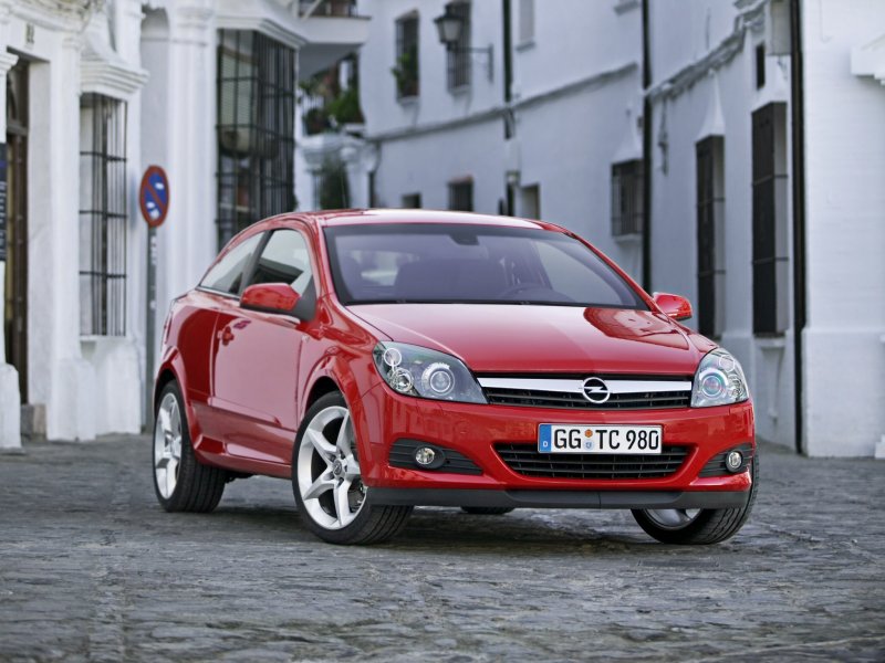 Opel Astra h GTC красная
