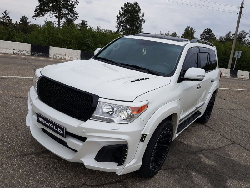 Toyota Land Cruiser 200 Black Tuning