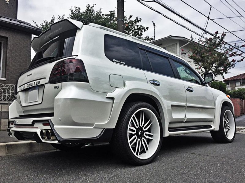 Toyota Land Cruiser 200 Black Bison